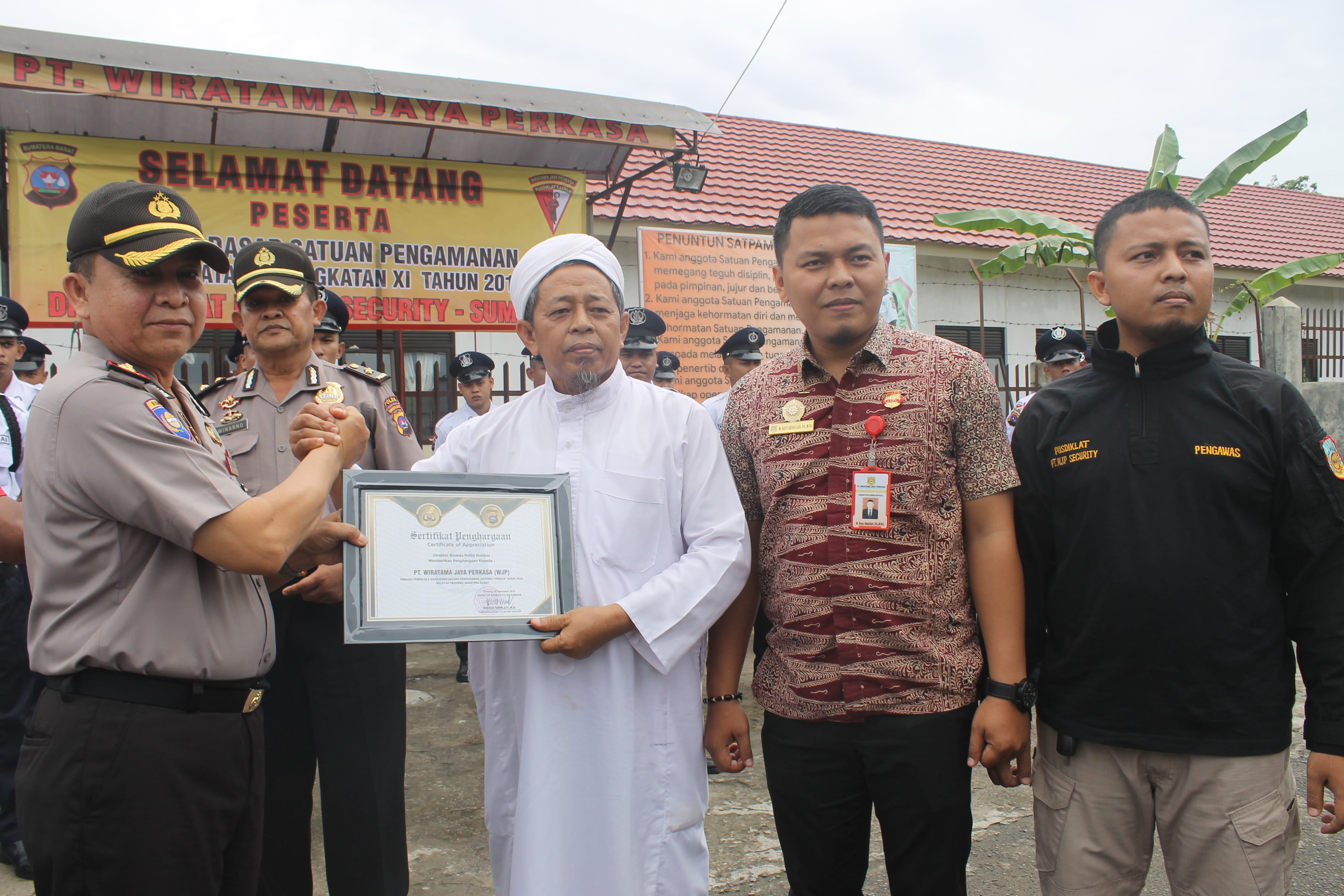 PT Wiratama Jaya Perkasa mendapatkan sertifikat penghargaan dari BINMAS POLDA SUMBAR